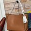 ของแท้ 💯% TORY BURCH Britten Small Slouchy Leather Tote Bag (New collection 2021) ความดีงามของรุ่นนี้อยู่ที่ขนาดที่ใหญ่จุของได้เยอะ