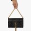 Yves Saint laurent small kate bag สุดหรู ทรง woc ที่แสนจะฮอตปรอทแตก ดีไซน์เรียบ แต่แอบมีดีเทลความหรูที่พู่ห้อยสีทองโดดเด่น เพิ่มความแพงอีกหนึ่ง วัสดุหนังแท้สัมผัสดีงาม ใช้งานง่ายเพียงแค่เปิด-ปิดด้วยกระดุมแม่เหล็ก ภายในเป็นช่องโล่ง มีช่องใส่บัตร ใส่มือถือ 