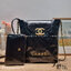 Chanel crossbody tote bag ไอเท็มเอ็กซ์คลูซีพ กระเป๋าสะพายรูปทรงโท้ทสะดวกใช้ มีฝาปิดกระดุมแม่เหล็กให้ในตัว และยังมีใบลูกอีกด้วย โดดเด่นด้วยโลโก้เอกลักษณ์สีทองหรู