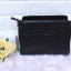 GUESS CROSSBODY BAG กระเป๋าหนังสะพายข้างทรงสุดฮิต ดีไซน์หรู หนังสวยอยู่ทรง ภายในมีช่องซิป เปิดปิดง่ายด้วยซิป อะไหล่สีเงิน สายสะพายปรับได้ (ถอดได้) มีหมุดรองฐานทั้งสี่กันฐานเป็นรอยได้ดี รุ่นนี้แนะนำเลยค่าา