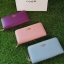Coach longvwallet กระเป๋าสตางค์ใบยาวซิปรอบ ด้านหน้าตประดับโลโก้แบรนด์ อะไหล่ทอง ซิปแบรนด์ปั๊ม ภายในมีช่องใส่บัตร 1 2ช่อง และช่องใส่ธนบัตร 3 ช่อง มีช่องซิปกลางใส่เหรียญค่ะ