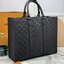 TOP ORI หนังแท้ | LV Sac Plat 24H Tote bag กระเป๋าโท้ทใบใหญ่ หนัง Taurillon ฉลุลายโมโนแกรมสวยหรูคมชัด สะท้อนความสง่างามเปี่ยมเสน่ห์สไตล์มัสคิวลีน ด้านในมีพื้นที่จุของได้มาก มีช่องแบ่งสัดส่วนด้านในไว้อย่างดี