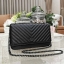 VICTORIA'S SECRET Quilted Chain Crossbody Sling Bag กระเป๋าสะพายรุ่นใหม่ล่าสุดจาก Victoria's Secret วัสดุหนังแกะสังเคราะห์ชึ้นลายริ้วหนังสวยอยู่ทรงไม่ย้วยดีไซน์สุดหรูคุณหนูไฮโซ เปิดปิดด้วยฝาปิดกระดุมแม่เหล็ก ภายในมีโลโก้และช่องใส่ของ ใส่กระเป๋าส