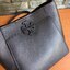 คอลเลคชั่นขายดี มากี่รอบๆ ก็หมดไวทุกรอบ!! TORY BURCH MCGRAW MINI BUCKET BAG กระเป๋าสะพาย และ ถือ คล้องแขน ทรงถัง สะพายได้ 2 ทรง ผลิตจากหนังแท้ หนังลูกวัว หนังนุ่ม หนังหอม น้ำหนักเบามากกก!! หนังลื่น นิ่มสวยมากๆ!! ด้านหน้าประดับโลโก้แบรนด์ ภายในโล่งกว้าง มี