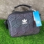 adidas 3D airline shoulder bag ทรงสปอร์ต รุ่นนี้มาใหม่ไฉไลกว่าเดิม แบบลาย 3D ใหม่สวยๆ ด้านหน้าติดโลโก้แบรนด์ บนพื้น 3D ด้านหลังพื้นเรียบมีช่องซิป รุ่นนี้มีที่จับสามารถถือได้หยิบใช้งานสะดวก เปิดปิดด้วยซิปอะไหล่ปั๊มแบรนด์ ด้านในเป็นช่องกว้าง มีช่องซิปด้านใน