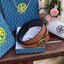 Tory burch Midnight with Tag Logo Monogram Embossed Leather Belt เป็นเข็มขัดที่ตอบโจทย์ของคุณได้อย่างลงตัวทุกสไตล์การแต่งตัว ไม่ว่าจะใส่คู่กับเดรสหรือกางเกงยีนส์ก็ดูดีทีเดียว เพราะหัวเข็มขัดโดดเด่นด้วยดีไซน์ทรงกลมรูป Double T ที่เป็นสัญลักษณ์ประจำแบรนด์ ส