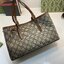 Top ORI หนังแท้ | GUCCI GG Emblem medium tote bag 30cm / GUCCI Tote Bag กระเป๋าสะพายทรงโท้ท คอลเล็กชั่นใหม่ตีความประวัติศาสตร์แห่งความสง่างามและงานฝีมือของแบรนด์ขึ้นใหม่