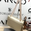 Pedro Velvet Tassel shoulder Bag รุ่นใหม่ชนช้อป!! จากแบรนด์ในเครือ charles&keith กระเป๋าสะพายข้างทรงกล่อง ตั้งอยู่ทรง สายสะพายโซ่ร้อยหนัง อะไหล่ทองทั้งใบ ด้านข้างประดับพู่สุดหรูสามารถสะพายได้ทั้งสายเดี่ยวและสายคู่ ภายในมีช่องซิปแยก สามารถใส่กระเป๋าสตางค์ท