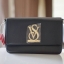 VICTORIA SECRET CLUTH & CROSSBODY BAG กระเป๋าสะพายข้าง แบบเรียบหรู วัสดุทำจากหนัง PU น้ำหนักเบา ด้านในมีช่องใส่ของหลักพร้อมช่องซิป ด้านหลังมีช่องเล็กอีก 1 ช่อง สายสะพายสามารถถอดออกหรือปรับระดับได้ ด้านในใส่กปต.ยาว + มือถือได้ทุกรุ่น ใบนี้แนะนำเลยค้า