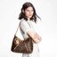 LV CARRYALL PM รุ่นลิมิเต็ดที่สาวๆตามหา กระเป๋าสะพายไหล่ทรงสวย ดีไซน์เรียบง่ายคลาสสิค หรู ดูผู้ดี รูปทรงใช้งานง่าย มาพร้อมใบลูก ไว้เก็บของจุกจิก วัสดุหนังแคนวาส ปากกระเป๋ามีสายหนังผูกกันของหล่นได้และยังมีกระดุมแม่เหล็กอีกด้วย สายสะพายถอดปรับได้ ภายในโล่งก