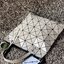 Baobao Issey Miyake 6x6 กระเป๋า Tote รุ่นนี้ถือว่าเป็นกระเป๋า Tote ไซส์กลางที่เหมาะกับการพกพาสิ่งของที่จำเป็นในทุก ๆ วัน มาพร้อมสายที่สามารถปรับได้ทั้งสองสาย และมีช่องใส่ของช่องเล็กด้านใน 1 ช่อง จุของได้เยอะแถมยังทนทาน ใช้เป็น Everyday Bag ได้เลยคะ พกพาสะ