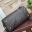 COACH Signature Canvas Rowan Satchel Crossbody จุดเด่นของกระเป๋าทรงsatchel bag คือรูปทรงของกระเป๋าดูแข็งแรง มั่นคง ไม่เสียทรงง่าย มาพร้อมหูหิ้วที่ด้านบนของกระเป๋า ลายแคนวาสที่เป็นซิกเนเจอร์แบบเอกลักษณ์ ช่องใช้งานทุ้งภายในและภายนอก นอกจากนี้ กระเป๋าประเภทน