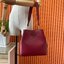 ของแท้ 💯% Tory Burch Mcgraw Hobo Bag TORY BURCH MCGRAW HOBO BAG รุ่น 51063 กระเป๋าสะพายไหล่ สะพายได้ 2 ทรง ทรงสวยไม่ตกเทรน ผลิตจากหนังแท้ หนังลูกวัว หนังนุ่ม หนังหอม น้ำหนักเบามากกก!! นิ่มสวยมากๆ