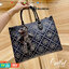 กระเป๋าถือ หรือสะพาย TORY BURCH มาใหม่ล่าสุด จุใจคนสัมภาระเยอะ งานสวยตั้งอยู่ทรง น้ำหนักเบาค่ะ ดีไซต์เก๋มาพร้อมพวงกุญแจตุ๊กตาน้องหมี น่ารักมากมาย