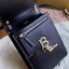 พรีเมี่ยมกิ๊ฟแท้ 100% 】BURBERRY FRAGRANCES CROSSBODY BAG VIP GIFT WITH PURCHASE (GWP) กระเป๋าสะพายพรีเมี่ยมกิ๊ฟ Limited Edition จากน้ำหอม BURBERRY DUTY FREE วัสดุ Canvas Cotton & Leather ทรงเหลี่ยมแนวตั้งดีไซน์สวยหรูอยู่ทรงมีโลโก้แบรนด์ด้านหน้า เปิดปิดด้ว
