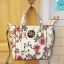 GUESS OPEN ROAD FLORAL MINI TOTE กระเป๋าถือหรือสะพายขนาดกำลังดี วัสดุหนังซาฟิโน่แต่งลายดอกไม้อ่อนหวานสดใส ฐานตั้งอยู่ทรง เปิดปิดด้วยซิป ใส่กระเป๋าสตางค์ยาวได้ สายสะพายปรับระดับได้ สวยน่าใช้จริงๆจ้า