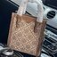 Tory burch t monogram jacquard mini tote ลวดลายT monogram ด้วยโลโก้สุดไอคอนนิคของแบรนด์ โดดเด่นด้วยกราฟฟิคและดีไซน์ ออกมาในหลายรูปแบบหลายคอลเลคชั่น แต่ละคอลเลคชั่นสวยหรูไม่แพ้กัน ทรงมินิโท้ท ขนาดกำลังดี ใช้งานง่าย ก็เป็นอีกหนึ่งรุ่นที่ทันยุคทันสมัยที่สาวๆ