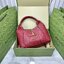หนังแท้ | Gucci Softbit medium top handle bag โฉมใหม่ล่าสุด กับกระเป๋าสะพายรูปทรงใหม่เรียบหรูด้วยหนังลายเกรน ตกแต่งอะไหล่ Horsebit ครึ่งรูปขนาดใหญ่ด้านหน้าสวยหรูโดดเด่น สวยผู้ดี ดารา เซเลปใช้กันเพียบ