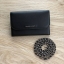 Charles & Keith Front Flap Wallet กระเป๋าสตางค์ มาพร้อมสายโซ่สลับหนัง เปิด - ปิดกระเป๋าด้วยกระดุม ด้านในมีช่องหลายช่อง แยกเก็บของได้เป็นสัดส่วน และมีช่องซิป 1 ช่องค่ะ ด้านหลังมีช่องอีก 1 ช่อง มาพร้อมสายโซ่สลับหนังยาวประมาณ 114 cm สามารถถอดได้ (ปรับไม่ได้ค