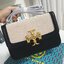ของแท้ 💯% TORY BURCH ‘ELEANOR’ SHOULDER BAG กระเป๋าสะพายข้าง ไซส์กำลังน่ารัก วัสดุทำจากผ้าCanvas สลับหนังแท้ ฝาพับเปิดปิดด้วยแผ่นแม่เหล็ก มีช่องเล็กแยกอีกหลายช่อง ใส่โทรศัพท์ สมุดบัญชีได้