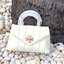 TORY BURCH KIRA QUILTED SMALL BAG พร้อมส่งที่ไทย ไม่ผิดหวังแน่นอนค่ะ! กระเป๋าหิ้วหรือสะพายข้างได้ วัสดุหนังแกะแท้ทั้งใบ ((หนังแกะจะมีคุณภาพดีเงานิ่มและแพงกว่าหนังวัวจ้า)) หนังนิ่มสวยงามมากๆค่ะ เปิดปิดกระเป๋าแบบหมุนล็อคแบบโลโก้แบรนด์ ใช้อะไหล่คลาสสิคดูหรูเ