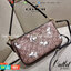 OUTLET 】COACH F36674 TOP HANDLE POUCH IN SIGNATURE WITH SNOOPY PRINT คอลเลคชั่นใหม่ ในสไตล์พอช มาให้ช้อปก่อนใครในไทยจ้า น่ารักน่าใช้ไปอีกกับกระเป๋าสะพายทรงฮิตตลอดกาล ด้วยดีไซน์ที่ออกมาให้ใช้งานได้ง่าย ขนาดกำลังเหมาะ วัสดุแคนวาสทนทาน ดีไปหมดขนาดนี้!! คุณลู