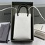 หนังแท้ BALENCIAGA Shopping Phone Pouch leather tote พกกระเป๋าช้อปปิ้งขนาดมินิ ไปทุกที่ในฤดูกาลนี้ ดีไซน์ที่ใช้ได้ทุกวันตั้งแต่หนังแบบมีเท็กซ์เจอร์ ภาพสินค้าถ่ายจากงานขายจริง ใช้งานต่างประเทศได้