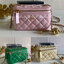 VIP GIFT 】หนังแกะแท้ CHANEL Box With Chain สายโซ่ทองหรูมาก หนังเรียบฟู ขึ้นเงา กระทบแสงยิ่งสวยค่าา โทนสีสวยสดใส เหมาะมากสำหรับสาวๆ ชิคๆ ต้องบอกเลยรุ่นนี้เหล่าเซเลบใช้กันเยอะมากๆ แค่อะไหล่ก็หรูไปเดินครึ่งแล้วค่าา😁 พร้อมส่งที่ไทยที่นี่ที่เดียว