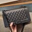 Chanel Boy 10" พร้อมส่งที่ไทย รุ่นสุดฮอต ดีไซน์อะไหล่ดำ เรียบหรูมากๆ!! วัสดุหนังลายคาร์เวีย ทรงคลาสสิคที่สาวๆห้ามพลาด!! ในราคาสุดคุ้ม เปิด-ปิดกระเป๋าด้วยตัวล็อค ภายในโล่งกว้าง ไซส์ใหญ่ใส่ของได้เยอะ มีช่องแยกในกระเป๋า มาพร้อมสายสะพายโซ่สลับหนังรองบ่า 