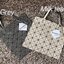 Baobao Issey Miyake 6x6 กระเป๋า Tote รุ่นนี้ถือว่าเป็นกระเป๋า Tote ไซส์กลางที่เหมาะกับการพกพาสิ่งของที่จำเป็นในทุก ๆ วัน มาพร้อมสายที่สามารถปรับได้ทั้งสองสาย และมีช่องใส่ของช่องเล็กด้านใน 1 ช่อง จุของได้เยอะแถมยังทนทาน ใช้เป็น Everyday Bag ได้เลยคะ พกพาสะ