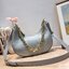 M.C.M AREN CRESCENT HOBO IN VISETOS ใหม่ล่าสุดก่อนใคร สวยได้ไม่ต้องรอ กับคอลใหม่ลุคลูกคุณ รูปทรง half moon ยอดฮิต ตอบโจทย์ได้ทุกลุค ทุกไลฟ์สไตล์ ใช้งานได้ง่ายคล่องตัว กับกระเป๋าสะพายข้าง ที่มาพร้อมสายโซ่คล้องด้านหน้า และสายหนังครอสบอดี้