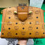 M.C.M Aren Crossbody Bag in Visetos Original M.C.M ESSENTIAL VISETOS กระเป๋าสะพายข้าง ขนาดกำลังดี สวยอยู่ทรง ดีไซน์เป็นเอกลักษณ์ วัสดุหนังแคนวาสสลับหนังแท้ พริ้นท์ลายเต็มใบ ดูหรูมาก!! เปิด-ปิดกระเป๋าด้วยสายคาดแม่เหล็ก และซิปรูดกันของหล่น มาพร้อมสายสะพาย c