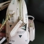 กระเป๋าสะพายข้าง Guess ด้านหน้าติดชื่อแบรนด์ มีช่องซิปด้านหน้า ด้านบนเป็นช่องเปิดปิดซิปมีสัญลักษณ์แบรนด์ติดที่ตัวจับซิปด้วย ด้านในเป็นช่องกว้าง มีช่องเสียบสิ่งของด้วยค่ะ ตัวสายสะพายเป็นโซ่ตัดต่อกับสายหนัง สามารถปรับระดับได้ สวยเก๋ขนาดนี้ รีบมาจับมาจองเป็น