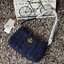 Tory burch Kira logo-plaque crossbody bag กระเป๋า Kira ของ Tory Burch เป็นส่วนหนึ่งของคอลเล็กชั่นที่โดดเด่น และมีหลายรุ่นด้วยกัน โดยมีป้ายโลโก้ Double T ของแบรนด์อยู่ตรงกลาง มีความเรียบง่ายแต่ยังคงความหรูหราโดดเด่นด้วยวัสดุบุผิว ป้ายโลโก้สีทอง สายสะพายโซ่