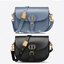 Dior Bobby Bag (GWP) พรีเมี่ยมกิ้ฟ Limited Edition วัสดุหนังแท้ Calfskin อะไหล่ทอง กระเป๋าหรูยอดฮิต ดีไซน์เป็นทรงโค้งเรียบหรูแบบโบฮีเมียนนิดๆ ด้านหน้าประดัลโลโก้ CD เด่นชัด ตอกย้ำความเป็นแบรนด์หรู Christian Dior แมทกับชุดได้ง่าย ใช้ได้ทุกวัน ทั้งสะพายไหล่