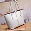 COACH MARKET TOTE กระเป๋าถือใบใหญ่ทรง TOTE ทรงกระเป๋าสวยหรู กระเป๋าใบใหญ่ใส่ของได้เยอะ Tote bag อีกหนึ่งรุ่นฮิต ให้พื้นที่จุของกว้างขวาง เชื่อว่าต้องเคยผ่านตาสาว ๆ มาก่อนแน่นอนค่ะ เพราะเป็นกระเป๋าที่ใช้งานง่าย สะพายไหล่ไปได้ทุกที่ ทุกโอกาส ด้วยขนาดของกระเ