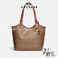 COACH C6336 DAY TOTE IN SIGNATURE CANVAS ใหม่ล่าสุด กับกระเป๋าทรงโท้ทใบใหญ่ สวยสะกดสายตา ด้วยดีไซน์ที่ดูเรียบง่าย แต่แฝงไปด้วยดีเทลเล็กๆ ที่เสริมให้ไอเท็มนี้ดูแพง พิเศษ กระเป๋าลูกใบเล็กอีกหนึ่งใบ พกติดกับกระเป๋า หรือจะเอาไปแยกใช้ก็ได้ วัสดุหนังแคนวาส สลับ