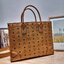 M.C.M MEDIUM MÜNCHEN TOTE IN VISETOS กระเป๋าโท้ทไซส์ใหญ่ จุเน้นๆ ใหม่ล่าสุด ที่ใช้สามารถใช้ได้ทั้งหนุ่มๆและสาวๆ รูปทรงคลาสสิค ดีไซน์เป็นเอกลักษณ์ แถมยังได้ใบลูกใส่ของจุกจิกได้อีก แบ่งเป็นสัดส่วนได้เลย วัสดุหนังแคนวาสตัดสลับหนังแท้