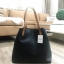 MANGO LARGE SHOPPING BAG กระเป๋าสะพายใบใหญ่น้ำหนักเบาวัสดุหนังแกะสังเคราะห์ขึ้นลายสวยน่าใช้โดดเด่นที่สามารถปรับใช้ได้2ทรงไม่จำเจอเปิด-ปิดด้วยแถบคาดกระดุม ภายในกว้างและจุสุดๆ สามารถใส่เอกสาร A4 หนังสือ ipad เสื้อผ้า รองเท้าได้ ภายในมีช่องซิปและโลโก้หนัง หู