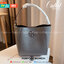 TORY BURCH MCGRAW MINI BUCKET BAG กระเป๋าสะพาย **วัสดุหนังวัวแท้ หนังนุ่ม หนังหอม น้ำหนักเบามากกก!! หนังลื่น นิ่มสวยมากๆ!!ด้านหน้าประดับโลโก้แบรนด์ ภายในโล่งกว้าง มีช่องใส่ของ 2 ช่อง มีสายเกี่ยวปรับทรง อะไหล่ทอง สายยาวถอดออกได้ ปรับระดับได้ 5 ระดับ ขนาดกำ