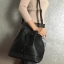 GUESS. DRAWSTRING BUCKET BAG WITH STRAP กระเป๋าถือหรือสะพายแบรนด์ดังรุ่นยอดนิยม วัสดุหนังแกะสังเคราะห์แบบนิ่มสวยอยู่ทรง ด้านหน้าประดับโลโก้ เปิดปิดแบบ Drawstring มาพร้อมสายสะพาย 2แบบ ทั้งสายสั้นสะพายไหล่และสายยาว crossbody ปรับระดับได้ ภายในกว้างมีช่องซิป