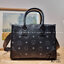 M.C.M SMALL MUNCHEN TOTE IN VISETOS พร้อมส่ง 3 สี กระเป๋าโท้ทไซส์เล็ก ขนาดกำลังสวย พกพาง่าย ใหม่ล่าสุด ที่ใช้สามารถใช้ได้ทั้งหนุ่มๆและสาวๆ รูปทรงคลาสสิค
