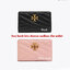 ของแท้ 💯% 】Tory burch kira chevron medium slim wallet กระเป๋าสตางค์หนังแกะขนาดmedium size การตัดเย็บหนังแกะแสนนุ่มแบบลายบุสองชั้น สัมผัสนุ่มควบคู่กับดีไซน์อันเป็นเอกลักษณ์ ดูแพงด้วยโลโก้ด้านหน้าสีทองสวยหรู