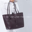 COACH MARKET TOTE กระเป๋าถือใบใหญ่ทรง TOTE ทรงกระเป๋าสวยหรู กระเป๋าใบใหญ่ใส่ของได้เยอะ Tote bag อีกหนึ่งรุ่นฮิต ให้พื้นที่จุของกว้างขวาง เชื่อว่าต้องเคยผ่านตาสาว ๆ มาก่อนแน่นอนค่ะ เพราะเป็นกระเป๋าที่ใช้งานง่าย สะพายไหล่ไปได้ทุกที่ ทุกโอกาส ด้วยขนาดของกระเ