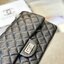 CHANEL 2.55 Handbag Aged Leather & Gold-Tone กระเป๋าสะพายหนังย่น แฝงความหรูในตัวตามเอกลักษณ์แบรนด์ สีดำ อะไหล่เงิน / ทอง
