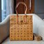 M.C.M KLASSIK SMALL TOTE IN VISETOS กระเป๋าโท้ทไซส์ใหญ่กำลังดี กับดีไซน์ใหม่ เพิ่มความยาวหูสะพายให้สะดวกใช้งานได้มากขึ้นในการสะพายไหล่ และยังคงความคลาสสิค ใช้ได้ในทุกโอกาส สะพายไปเรียน ไปทำงาน เหมาะทุกลุค มาพร้อมสายสะพายข้าง ไม่ใช้ก็ถอดออกถือช้อปปิ้งเก๋ๆไ