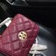 Tory Burch Willa Mini Top Handle Bag พร้อมส่งที่ไทย ใบจริงคือสวยสุดดไปเลยค่าา! กระเป๋าสะพายข้างหรือหิ้วก็เก๋ไปอีกเลยค่ะ! หนังแท้อย่างดี ลายนวมนิ่มมือดีมากค่ะ ด้านหน้ามีอะไหล่โลโก้แบรนด์ เปิดปิดกระเป๋าแบบกระดุมแม่เหล็ก ภายในสามารถใส่กระเป๋าเงินใบกลางได้;มื