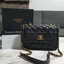 กระเป๋าทรงหรู จากงาน CHANEL VIP GIFT(GIFT WITH PURCHASE) จากเคาเตอร์ต่างประเทศ จากแบรนด์ CHANEL ลายหนังเรียบเงา อะไหล่ทองเข้มวินเทจ ด้านหน้าประดับโลโก้แบรนด์สีทอง เปิดปิดด้วยตัวหมุดล้อค มาพร้อมช่องซิปอีกหนึ่งช่อง มีแท็ก MADE IN ITALY ด้านใน ใช้ถือออกงานคื