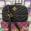 Tory Burch KIRA CHEVRON SMALL CAMERA BAG รุ่น Kira Chevron Small Camera Bag ตอบโจทย์คุณสาวๆ ได้อย่างละมุ่น สวยมาแต่ไกล ลุคหรูดูมีสไตล์ ดีไซน์เรียบหรู แต่ดูไฮไม่เบา..เพิ่มลวดลายด้วยการเย็บเย็บบนหนังเป็นลายเส้น (Chevron) ตกแต่งสายสะพายด้วยพู่ห้อยเกร๋ๆ สายยา