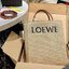 Loewe Leather-trimmed Raffia Tote / Loewe Tote Bag กระเป๋าโท้ท รูปทรงสวยงามสานเต็มใบ และยังโดดเด่นด้วยโลโก้ สีโทนอุ่น ทำให้ไอเท็มนี้ ภายในกระเป๋าใหญ่โล่งกว้าง ใบนี้เหมาะกับสายแฟชั่นมากๆ